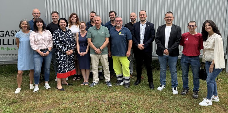 Mitarbeiterinnen und Mitarbeiter des Gaswerks Illingen stehen mit Verbandsvorstehern vor dem Eingang des Gaswerks